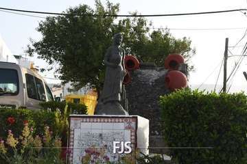 Lomo Magullo abraza la vida con la escultura homenaje a la Traída del Agua/Francisco Javier Santana y TA.
